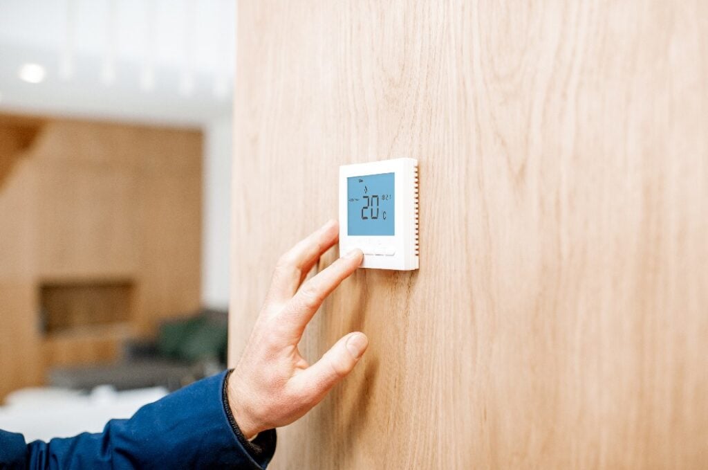 Einstellen der Temperatur mit dem Thermostat zu Hause